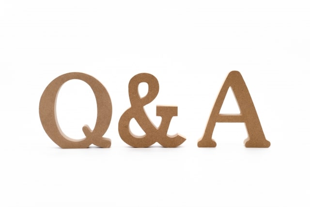 コルク材で作られた「Q&A」のロゴ